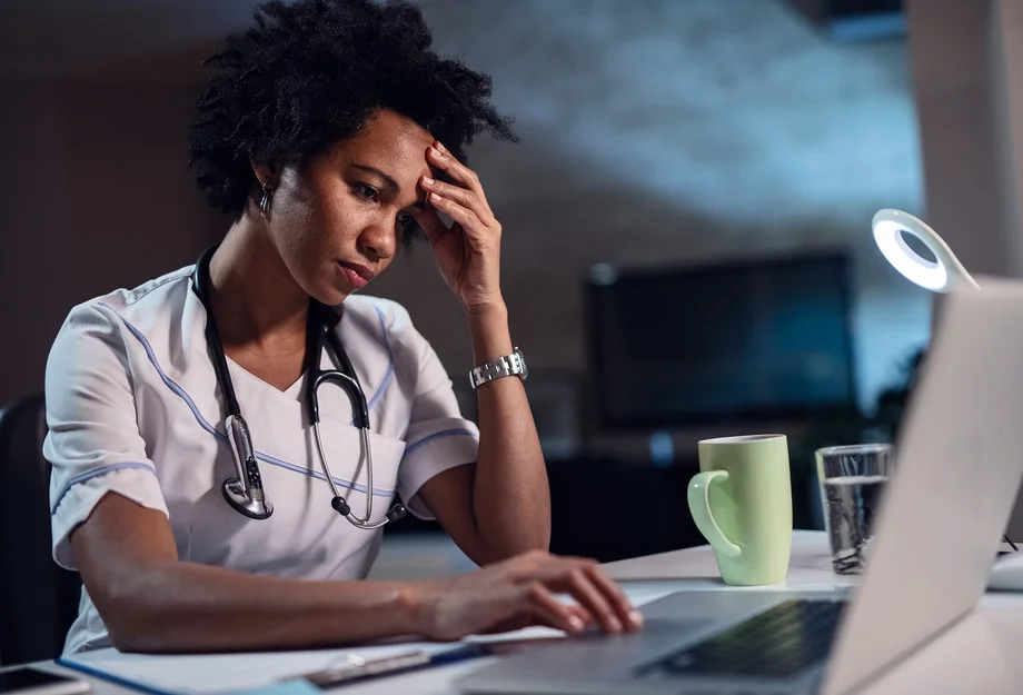 Une médecin au PC le soir Médecin surmenée