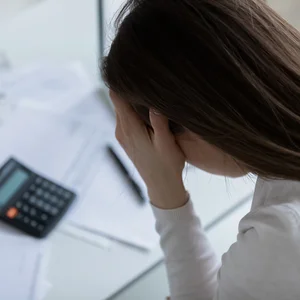jeune femme, désespérée, factures, calculatrice