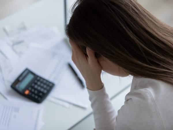 jeune femme, désespérée, factures, calculatrice