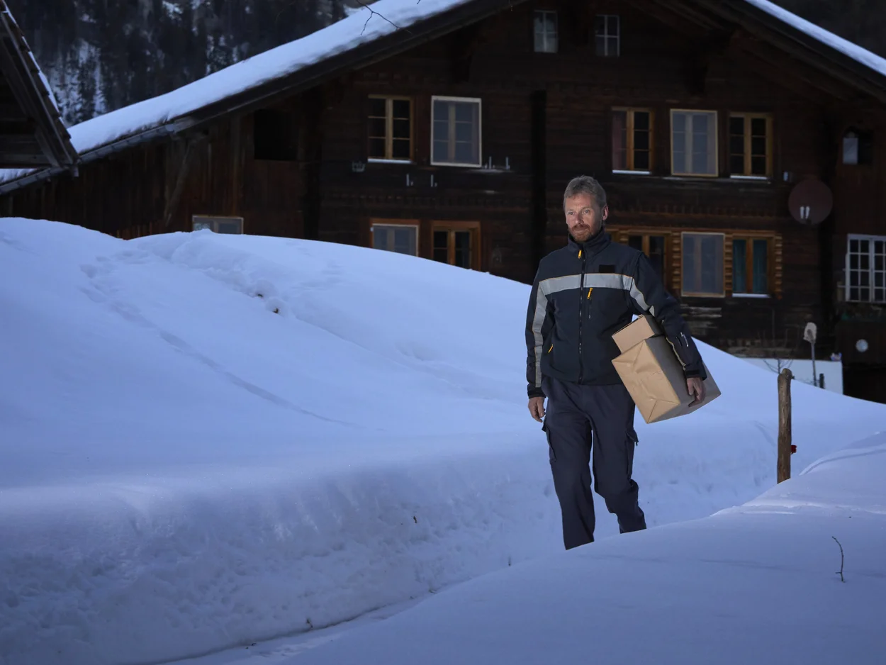 Postier par tous les temps Distribution de colis dans la neige