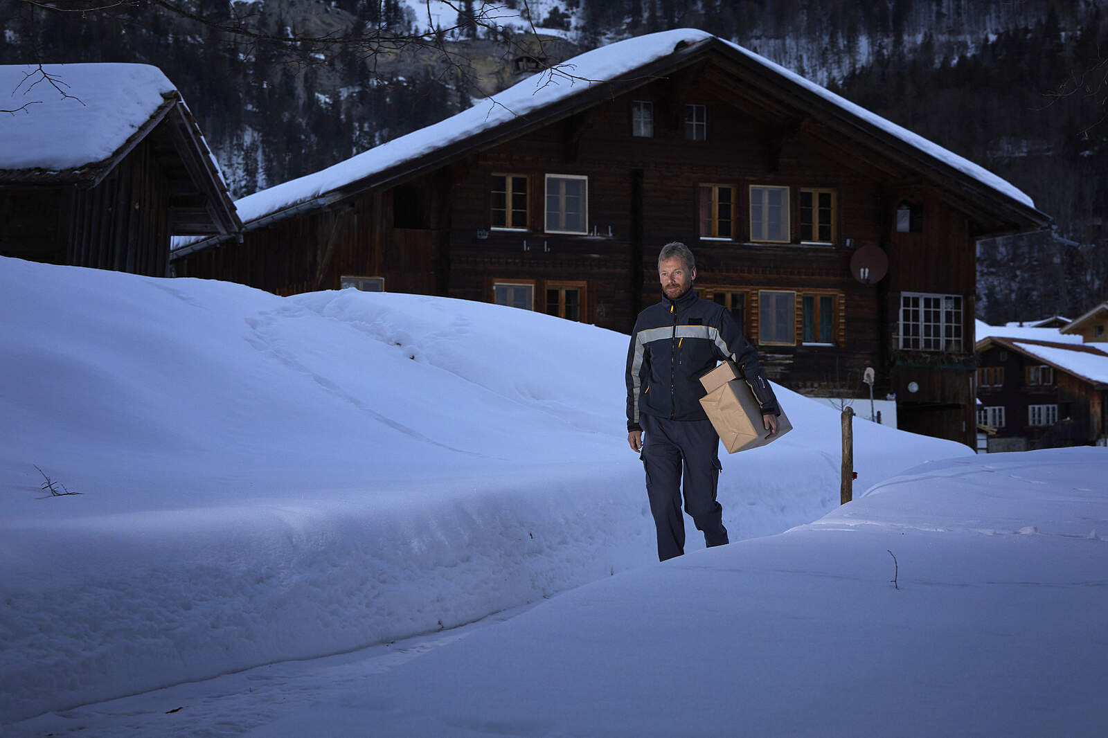 Distribution de colis dans la neige