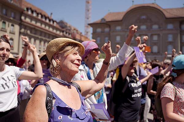Les femmes manifestent sur la Place fédérale lors de la grève féministe 2023
