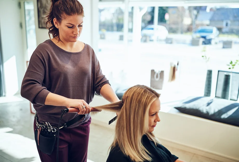 Une coiffeuse au travail