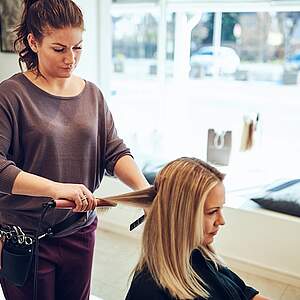 Une coiffeuse au travail