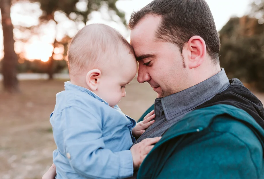 Papa et son enfant Un père et son tout-petit