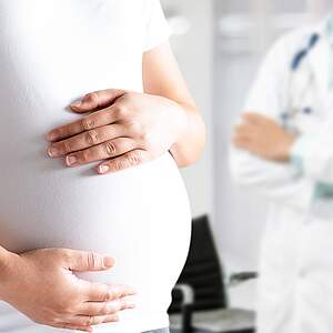 Une femme enceinte chez son médecin.