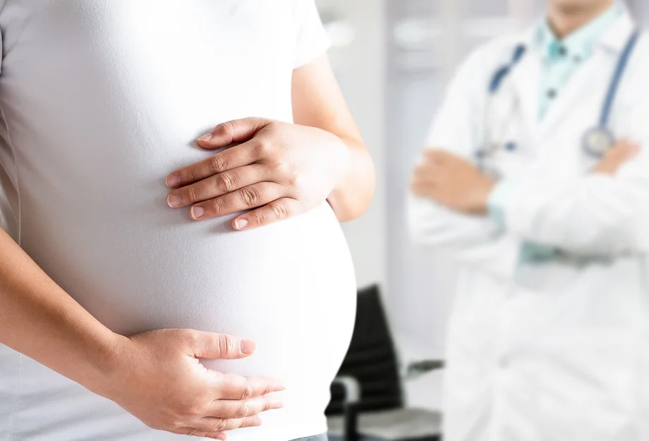 Une femme enceinte chez son médecin.