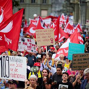Fotos mit VPOD-Fahnen und -Forderungen