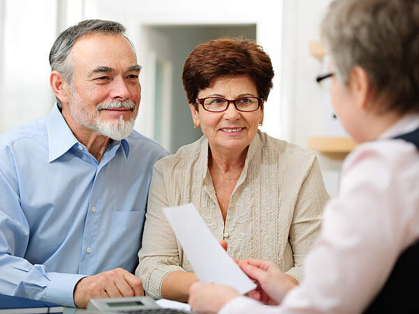 Un homme et une femme de 55 ans et plus en conversation