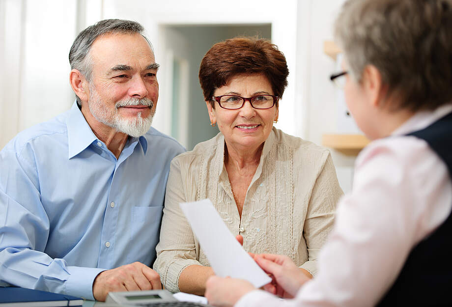 Un homme et une femme de 55 ans et plus en conversation