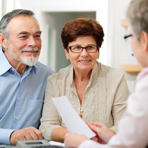 Un homme et une femme de 55 ans et plus en conversation