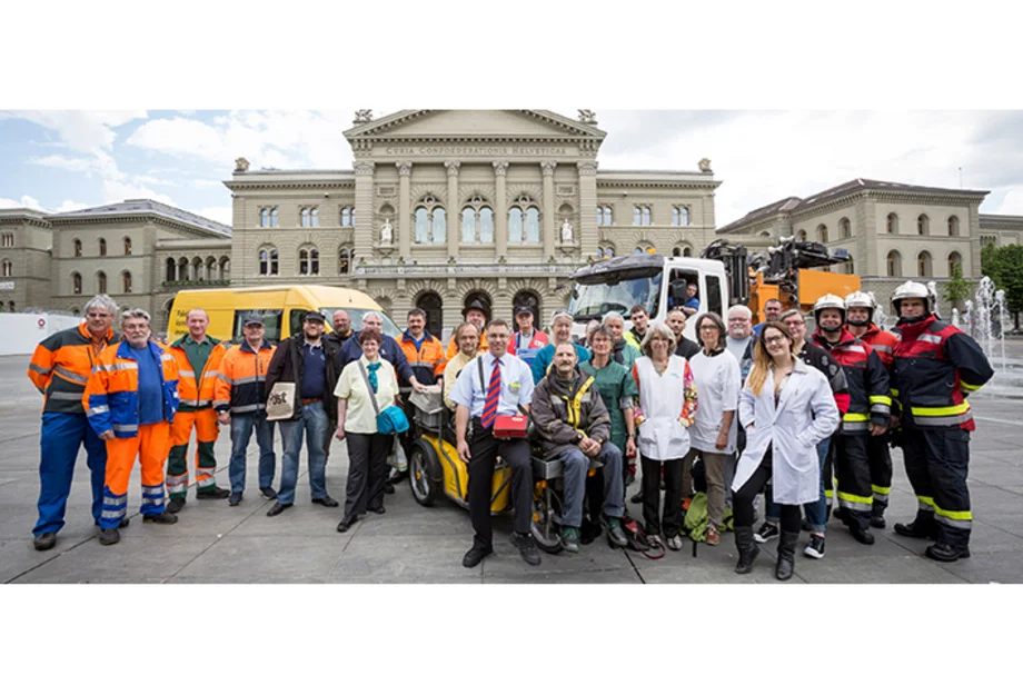 Service-public-Personal auf dem Bundesplatz Service-public-Personal posiert auf dem Bundesplatz