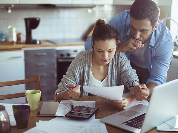 Un couple étudie les factures avec inquiétude