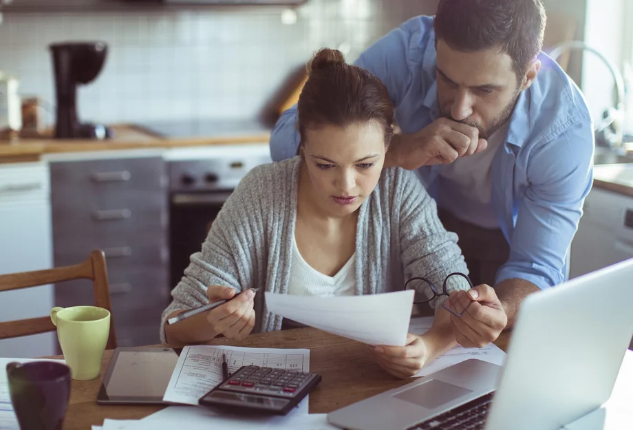 Un couple étudie les factures avec inquiétude