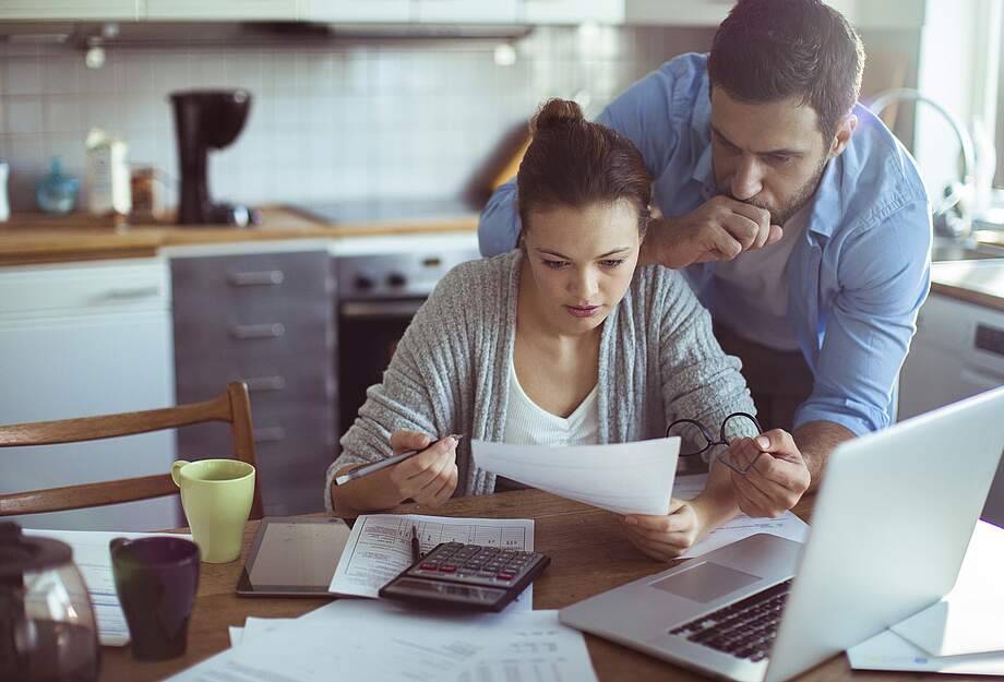 Un couple étudie les factures avec inquiétude