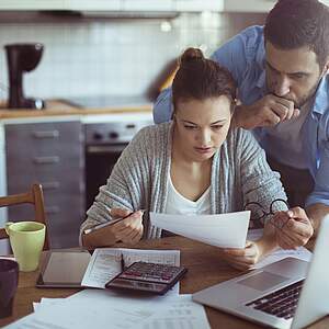 Un couple étudie les factures avec inquiétude