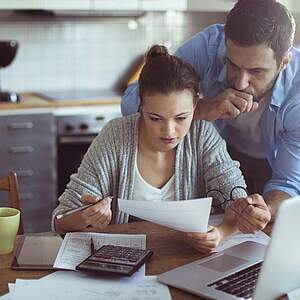 Un couple étudie les factures avec inquiétude
