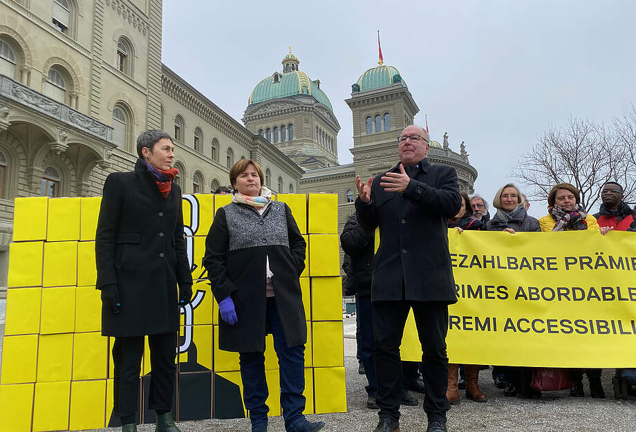 Dépôt de l’initiative d’allègement des primes Barbara Gysi, Marina Carobbio et Pierre-Yves Maillard lors du dépôt de l’initiative d’allègement des primes.