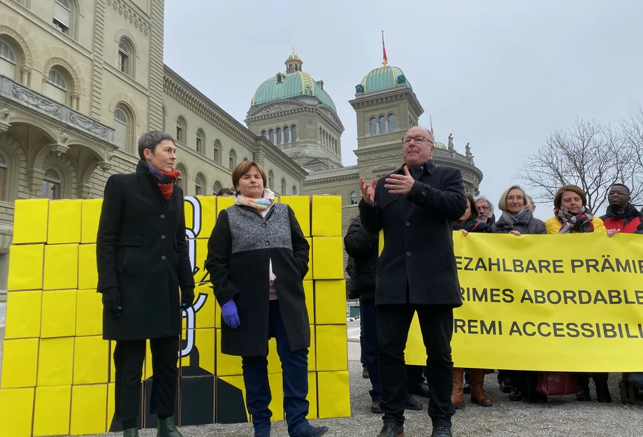 Dépôt de l’initiative d’allègement des primes Barbara Gysi, Marina Carobbio et Pierre-Yves Maillard lors du dépôt de l’initiative d’allègement des primes.