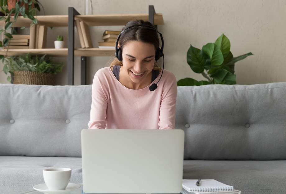 Une jeune femme avec un casque.