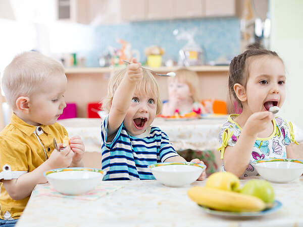 Les enfants qui mangent à la crèche.