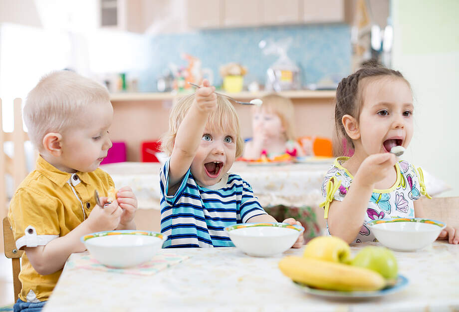 Des enfants mangent à la crèche