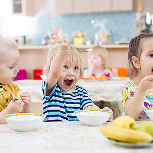 Les enfants qui mangent à la crèche.