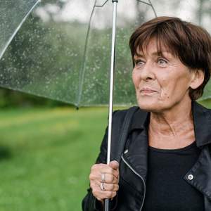 Femme avec parapluie