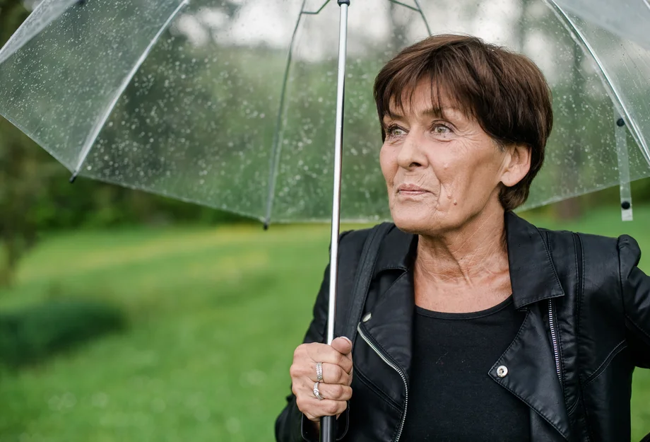 Femme avec parapluie Femme avec parapluie