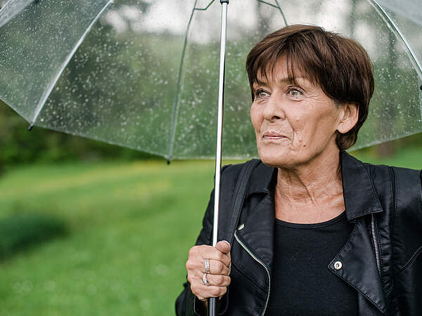 Femme avec parapluie