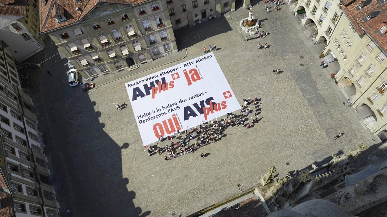 photo aérienne action de la campagne « AVS-plus » à Berne