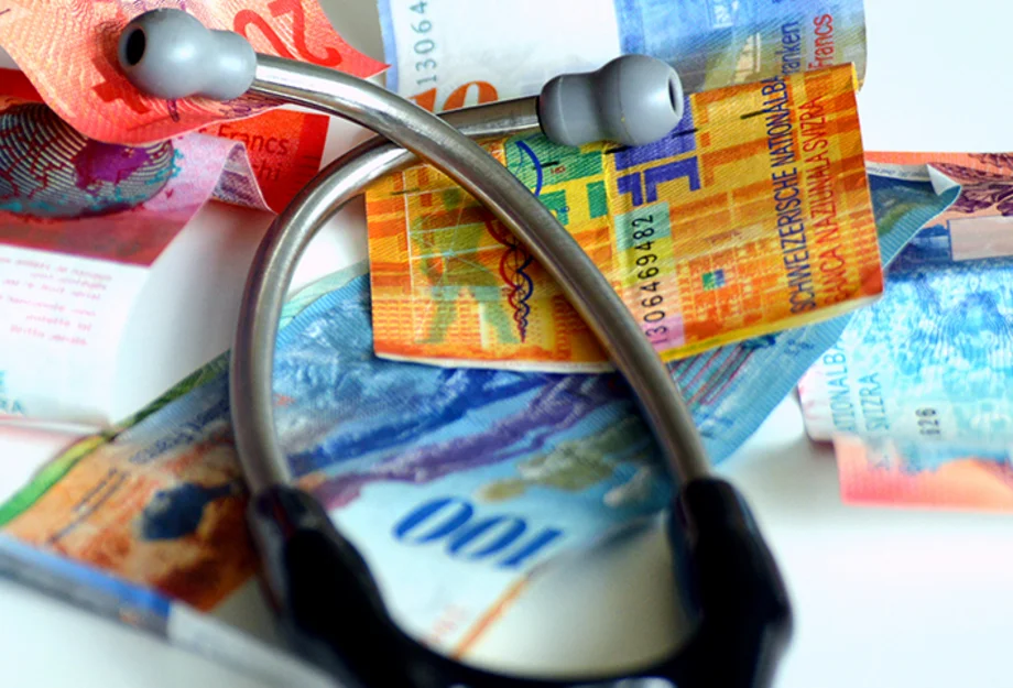 Stéthoscope sur des billets de francs suisses Stéthoscope sur des billets de francs suisses