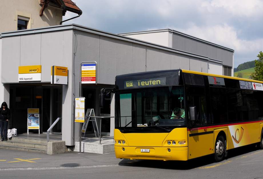 Postauto im Appenzell vor einer Postfiliale