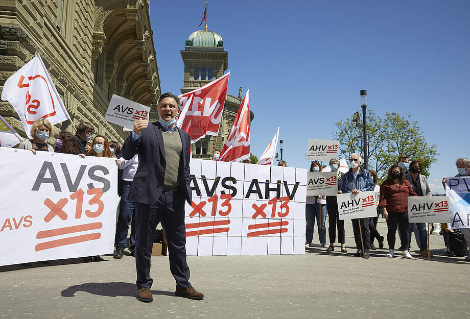 Giorgio Tuti à la remis de signatures pour une 13e rente AVS