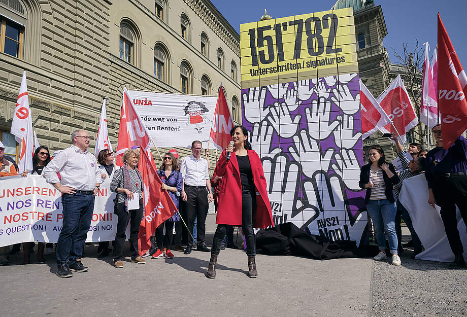 Photo de la rémise du référendum