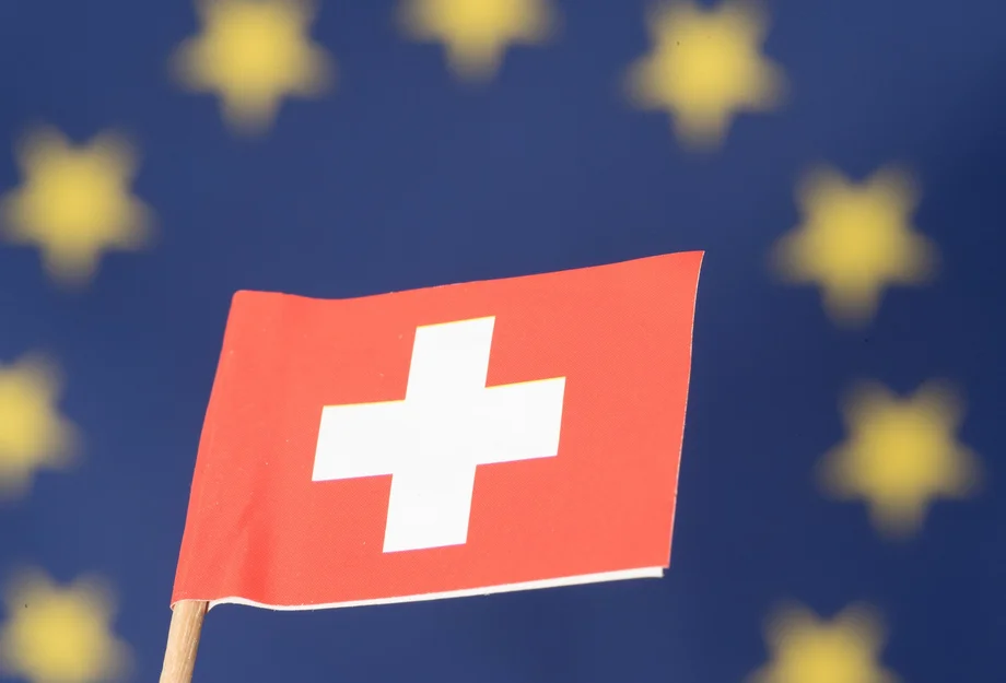 Suisse - UE Le drapeau suisse devant le drapeau de l'UE
