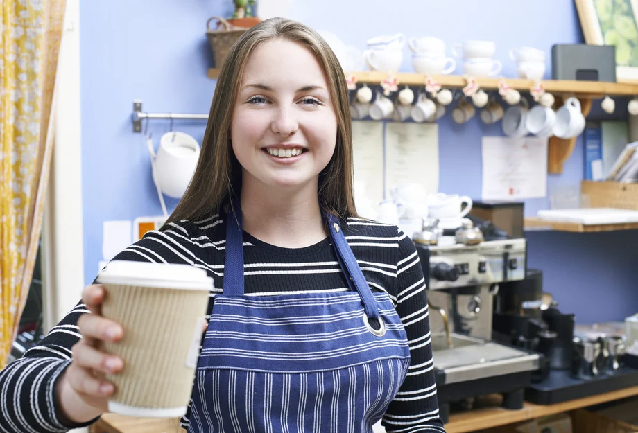 travail de vacances Une jeune femme travaille dans un café-bar.