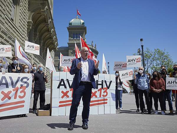 Pierre Yves Maillard au dépôt de l'initiative « Mieux vivre à la retraite »