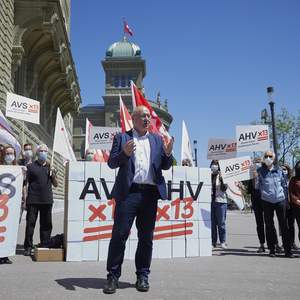 Pierre Yves Maillard au dépôt de l'initiative « Mieux vivre à la retraite »