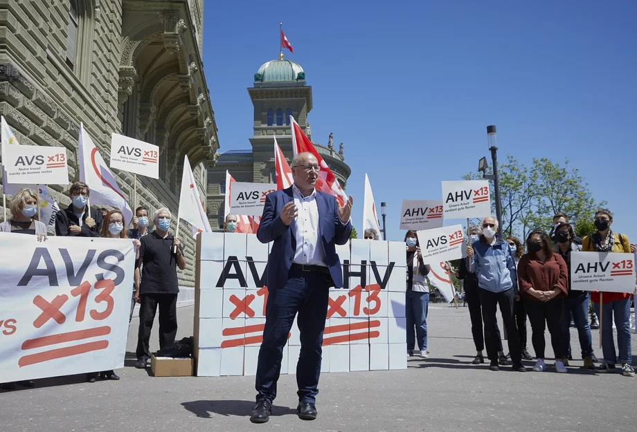 Pierre Yves Maillard au dépôt de l'initiative « Mieux vivre à la retraite »