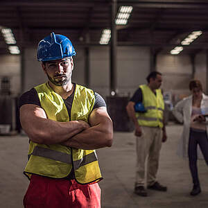 Un travailleur en attitude de protestation