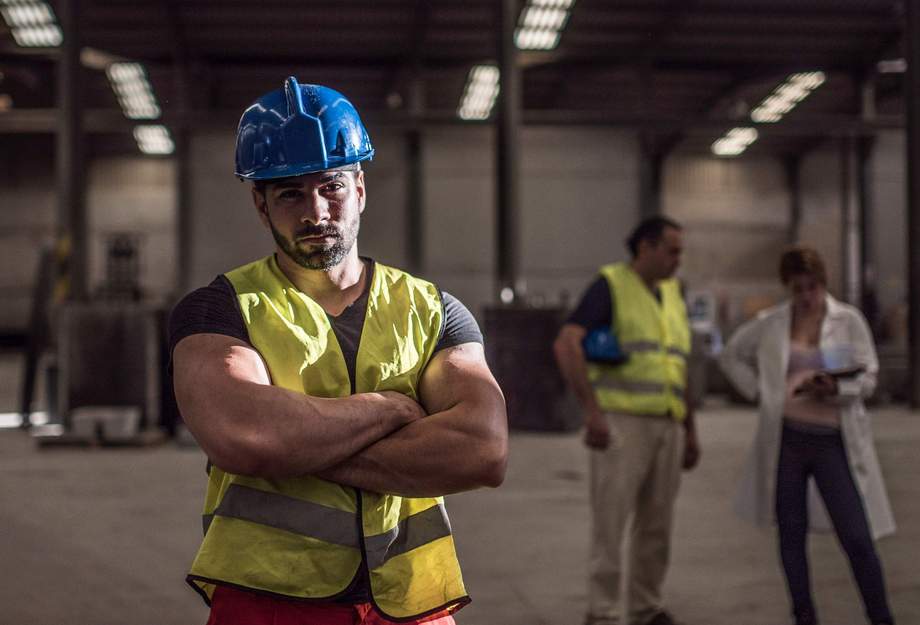 Un travailleur en attitude de protestation