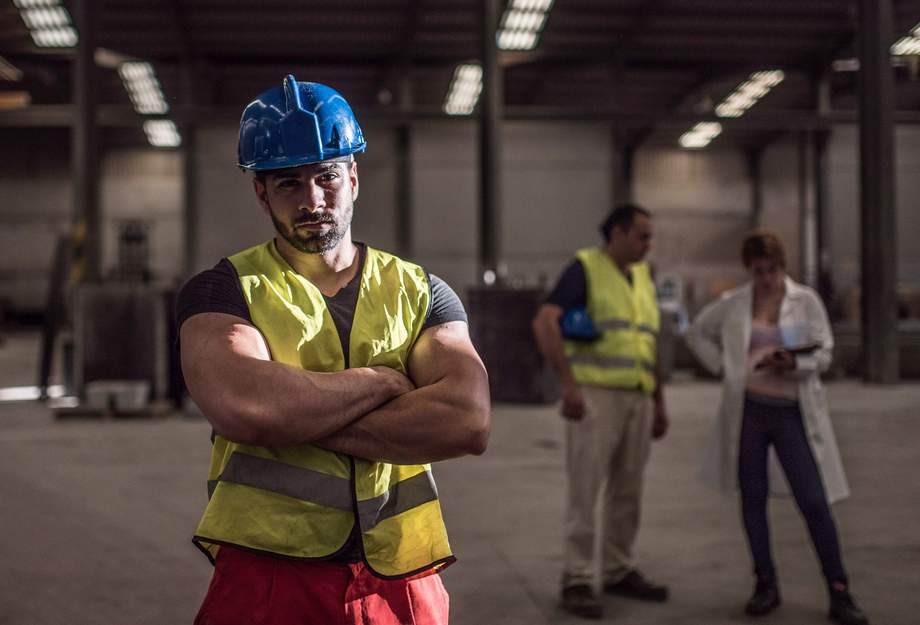 Un travailleur en attitude de protestation