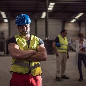 Un travailleur en attitude de protestation