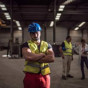 Un travailleur en attitude de protestation