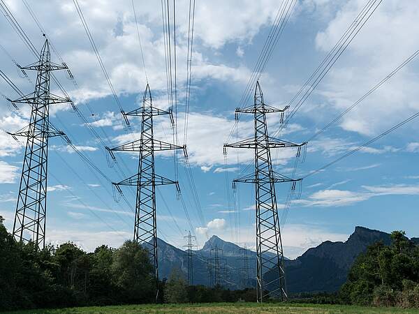 Lignes électriques dans un paysage de montagnes