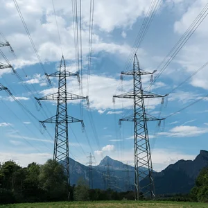 Lignes électriques dans un paysage de montagnes