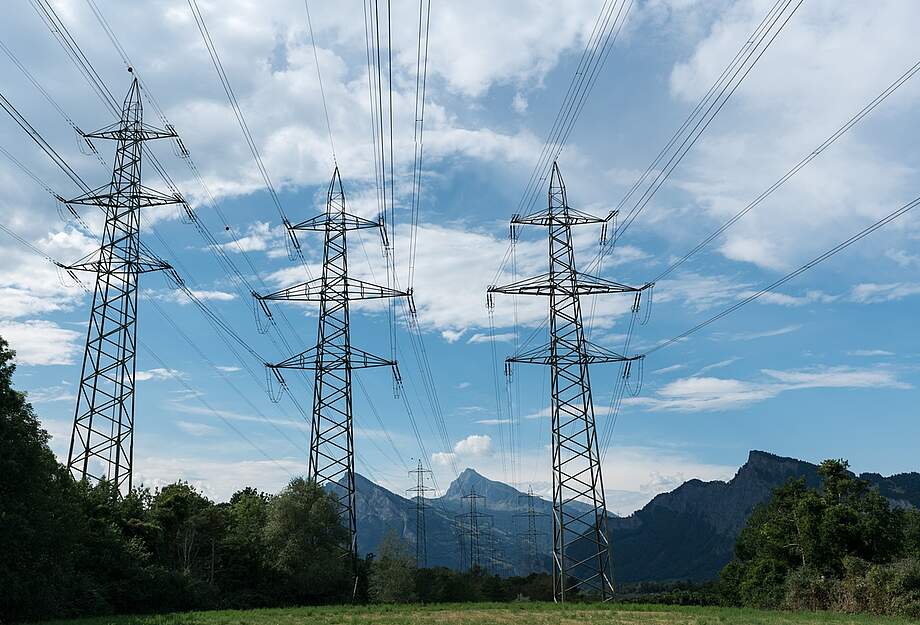 Lignes électriques dans un paysage de montagnes