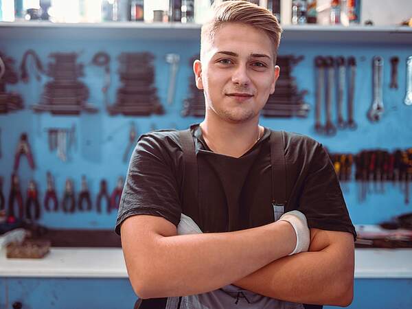 Apprenti dans un atelier de réparation de vélos