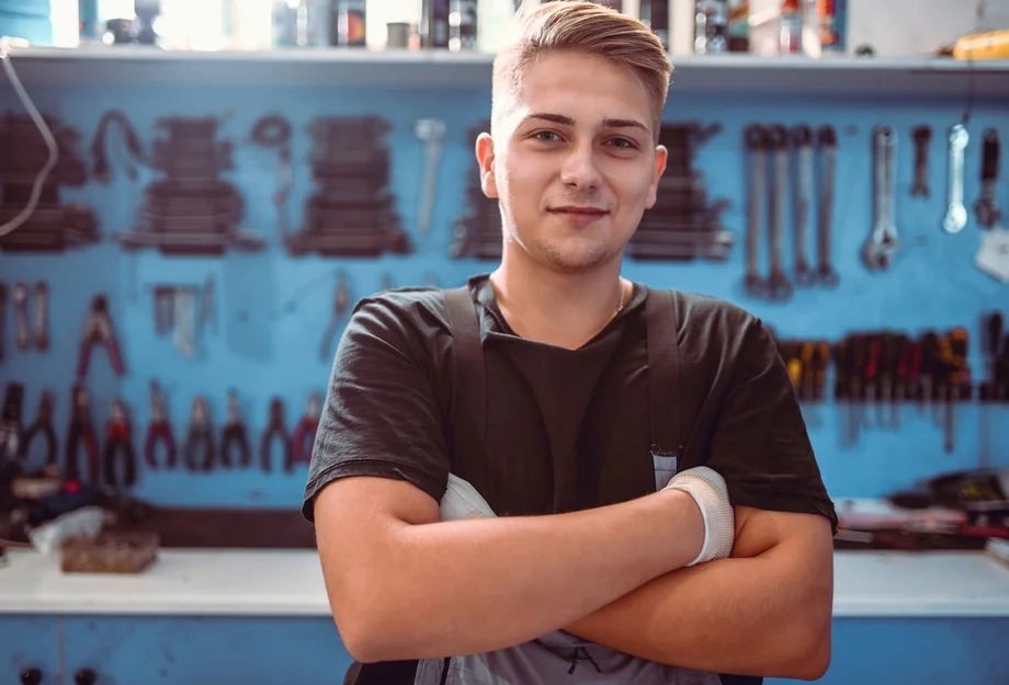 Apprenti dans un atelier de réparation de vélos